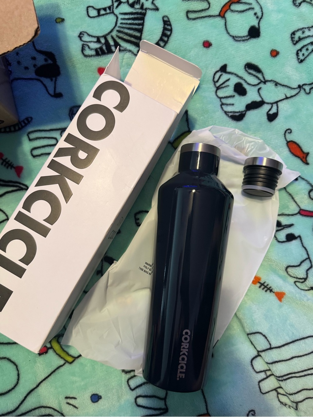 CORKCICLE CANTEEN Triple Insulated Water Bottle NEW Midnight, travel wine holder